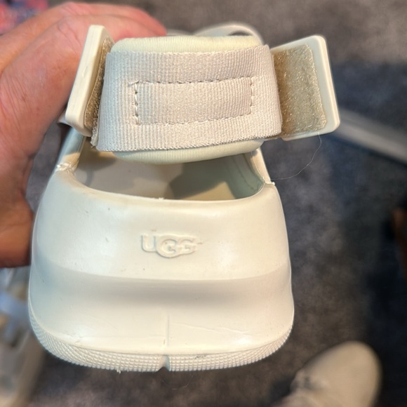 UGG sandals - practically new. Worn only one day - Picture 4 of 5